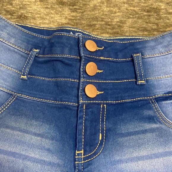 Juniors 9 high waisted button up Jean shorts. Worn once. EUC 💕 - Picture 2 of 6